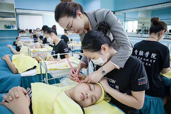 学美容去店里学还是去学校学